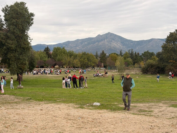 Moralzarzal se une en una jornada de educación ambiental con la suelta de aves