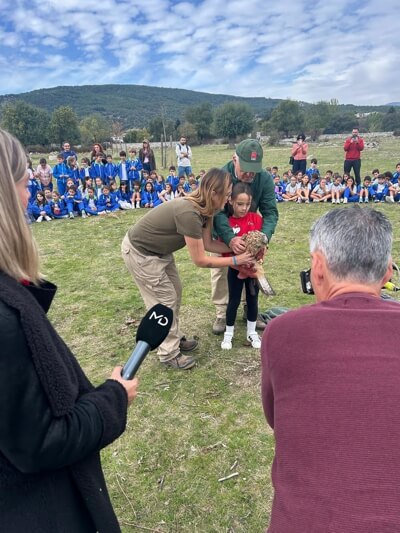 Más de 400 escolares de Moralzarzal viven una emocionante jornada de educación ambiental en la Dehesa, con la suelta de aves por parte del CRAS. Milano