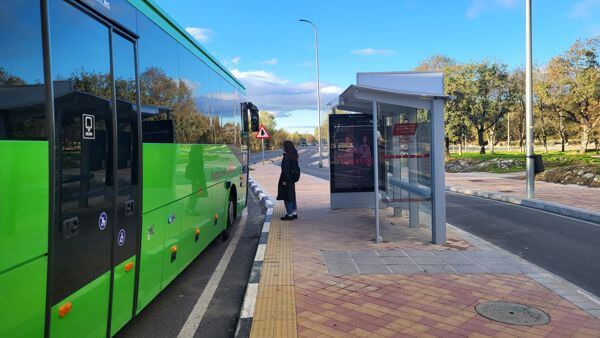 Mejora y renovación de las marquesinas en las paradas de autobús en Moralzarzal. bus