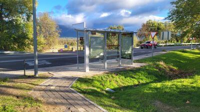Mejora y renovación de las marquesinas en las paradas de autobús en Moralzarzal. carretera