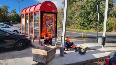 Mejora y renovación de las marquesinas en las paradas de autobús en Moralzarzal. trabajos