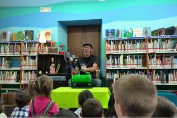 El-22-de-febrero-vuelve-La-hora-del-cuento-a-la-Biblioteca-de-Moralzarzal-con-Cuentos-de-Madera-y-Laton-de-Juan-Malabar